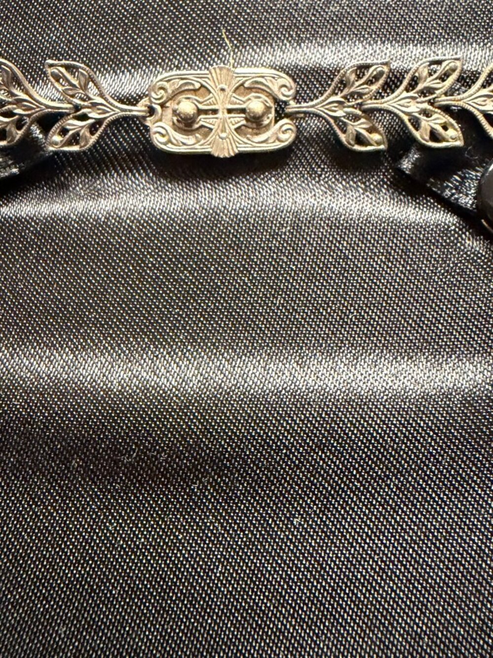 Vintage Silver-Tone Articulated Leaf Necklace with Ornate Floral Medallion - Picture 5 of 7